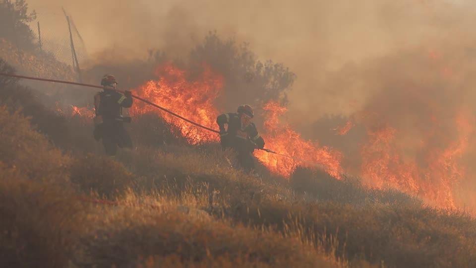 Incêndios florestais queimam pelo segundo dia na ilha grega de Creta