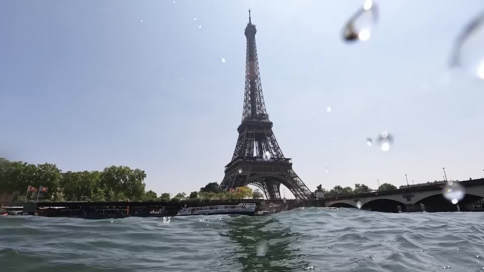 Rio Sena e torre eiffel, em Paris, na França