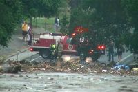 Tempestades repentinas no Texas alagam cidades e deixam 13 mortos