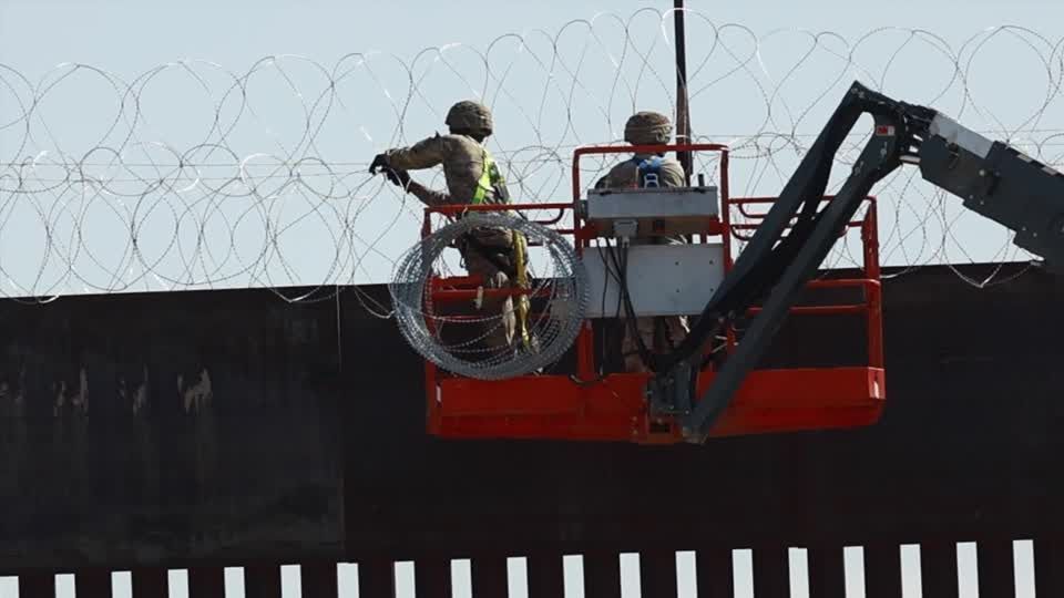 EUA instalam arame farpado em muro na fronteira com o México