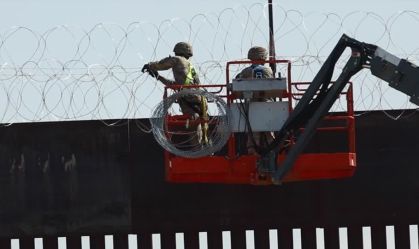 EUA instalam arame farpado em muro na fronteira com o México