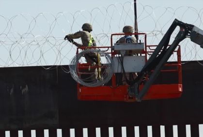 EUA instalam arame farpado em muro na fronteira com o México