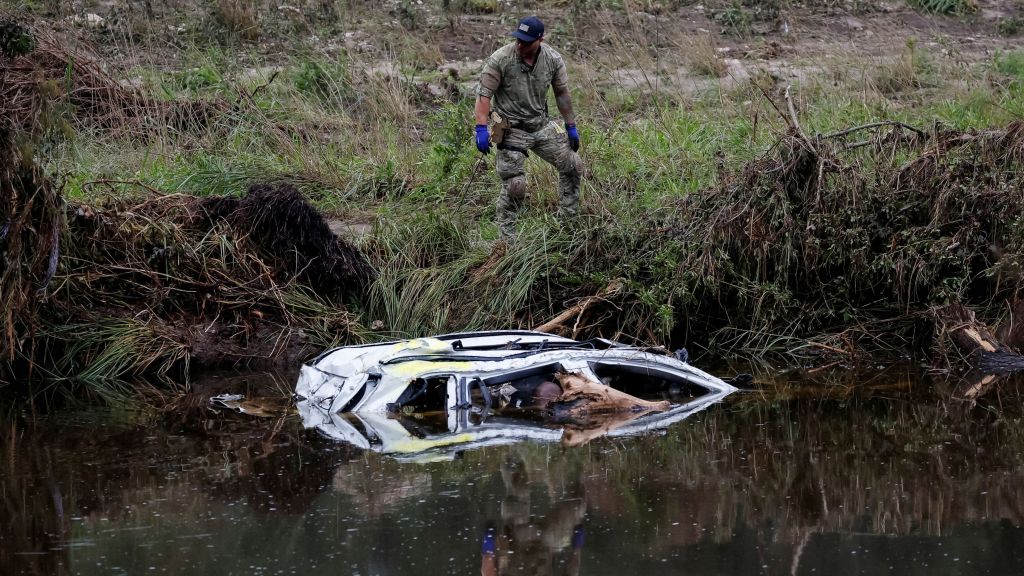 Operação de resgate no rio Guadalupe, no Texas, após enchentes