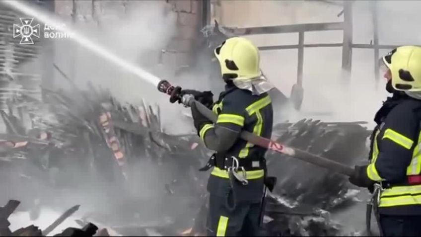 Bombeiros lidam com incêndio na Ucrânia após Rússia lançar maior ataque de drones contra o país • Reprodução/Serviço de Emergência Estatal da Ucrânia