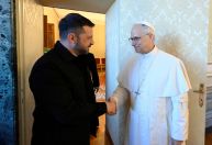 Papa Leão XIV diz a Zelensky que Vaticano pode sediar negociações de paz