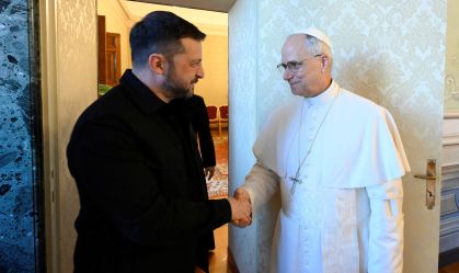Papa Leão XIV diz a Zelensky que Vaticano pode sediar negociações de paz