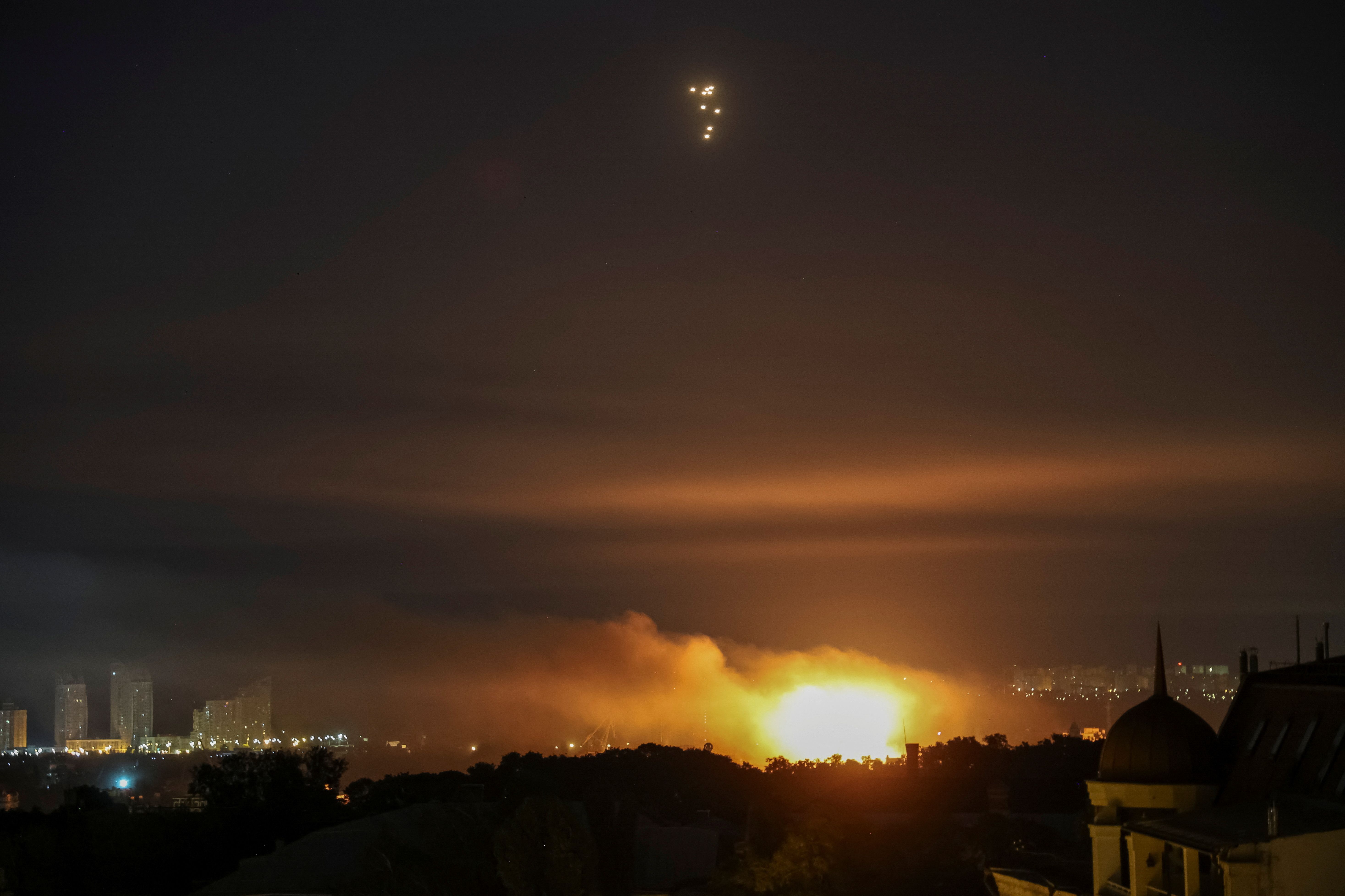 Explosão de drone sobre o céu de Kiev durante ataque russo à capital ucraniana