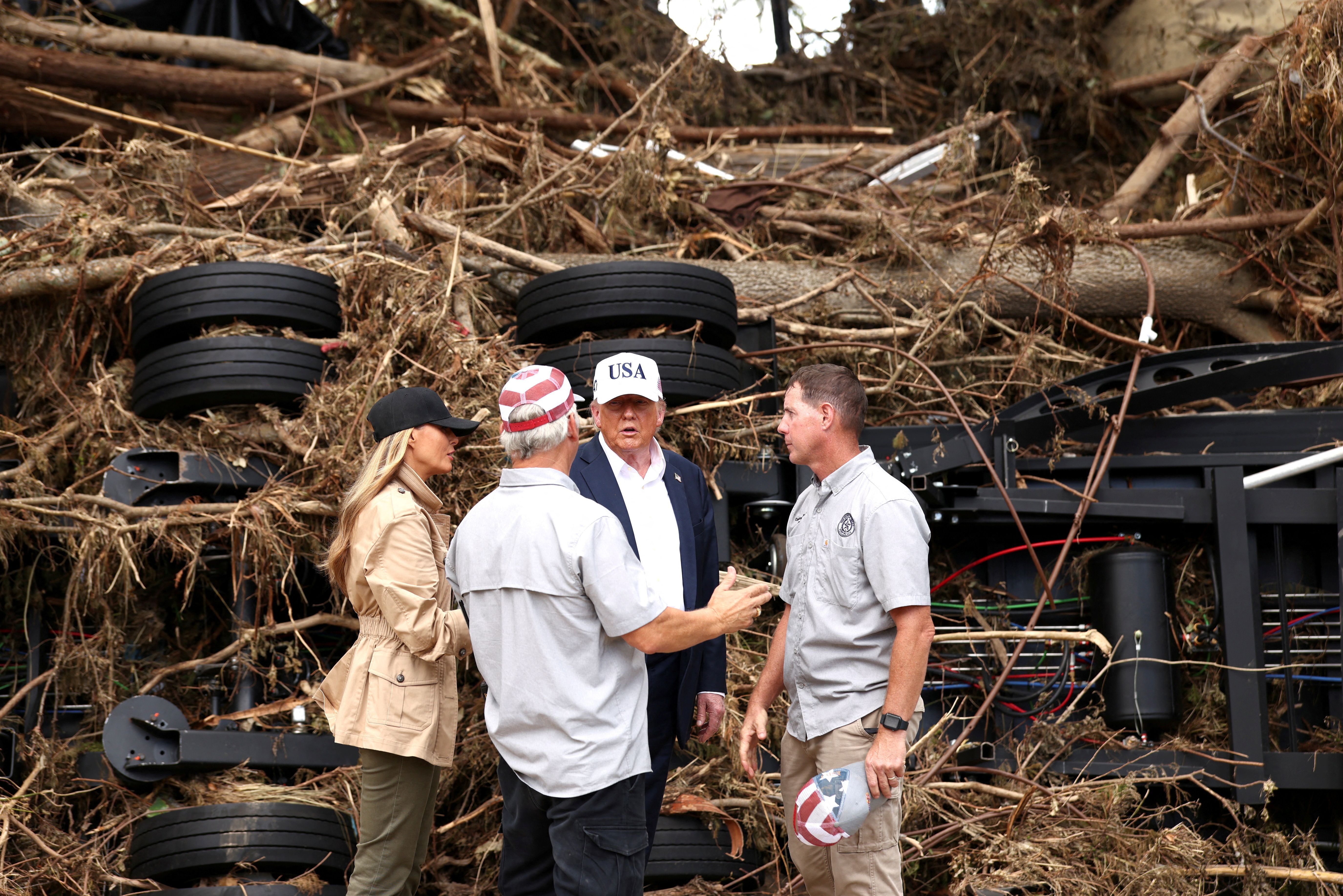 Presidente dos EUA, Donald Trump, e a primeira-dama, Melania Trump, visitam área atingida por enchentes no Texas