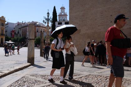 Pessoas caminham em meio a onda de calor em Sevilha, na Espanha