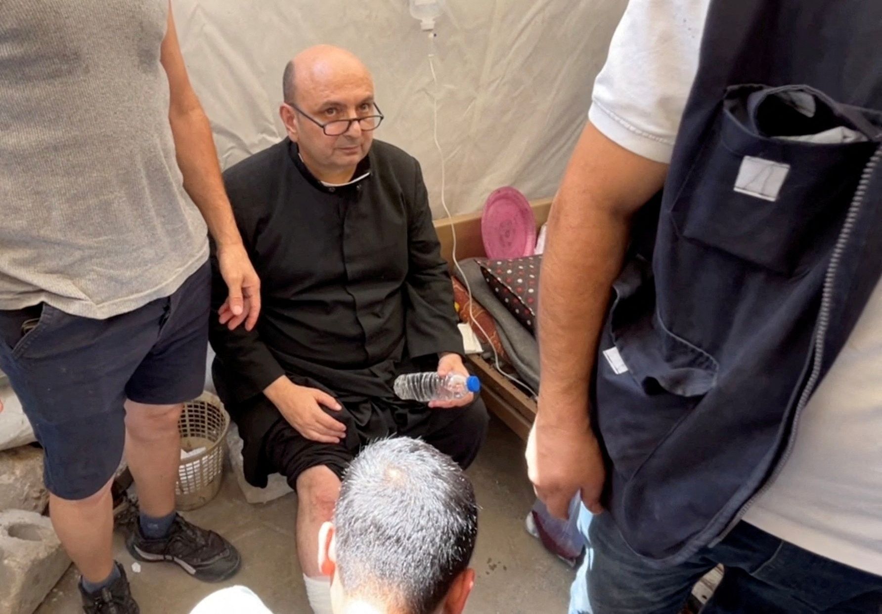 Padre Gabriele Romanelli recebe atendimento médico após ataque de Israel a igreja em Gaza