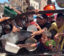 Palestinos se aglomeram pra conseguir sopa em Gaza enquanto fome piora