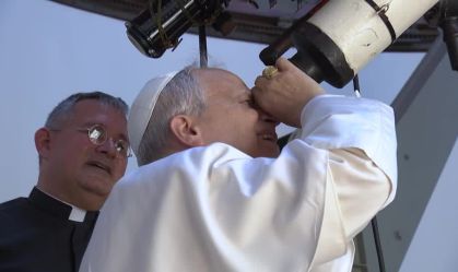 Papa vai ao observatório do Vaticano e celebra aniversário do pouso na Lua