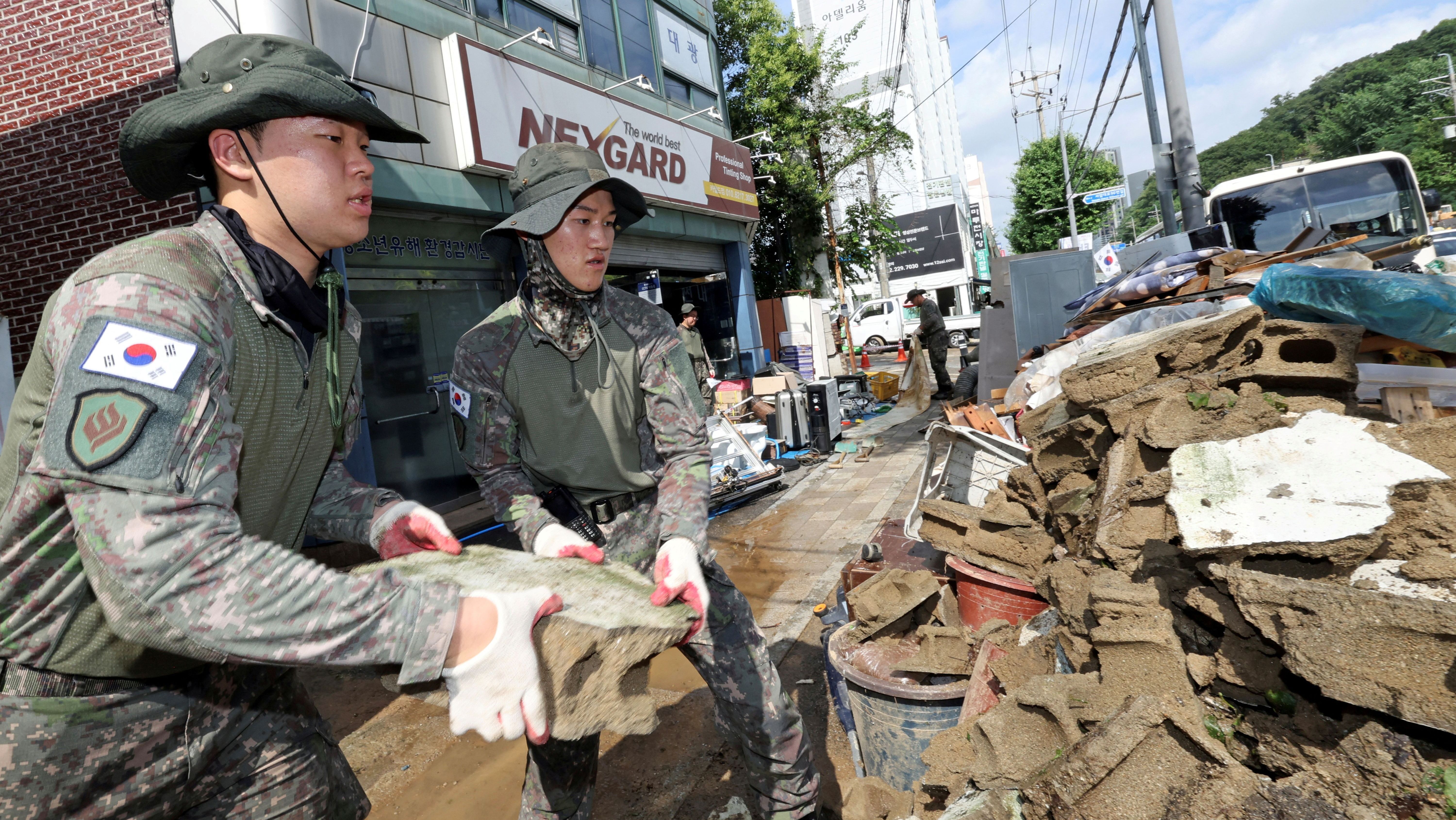 Soldados da Coreia do Sul removem escombros de área inundada após fortes chuvas em Gwangiu