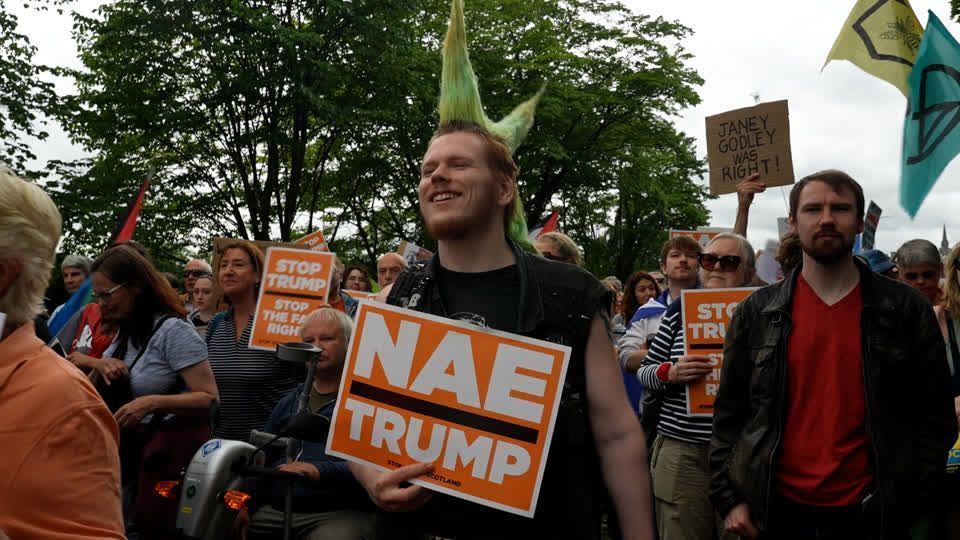 'He shouldn't be here': Anti-Trump protesters gather outside US consulate in Edinburgh
