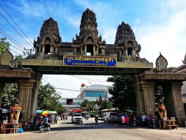 Portão na cidade de Poipet, Camboja, localizada na fronteira com a Tailândia • Reprodução/Thanate Tan - Flickr