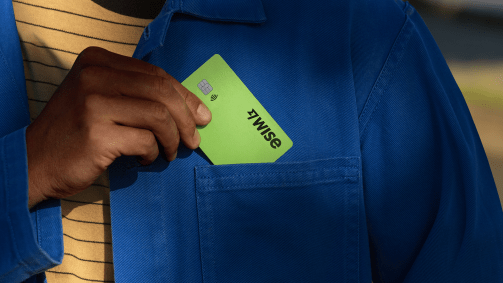 Pessoa guardando cartão da Wise no bolso