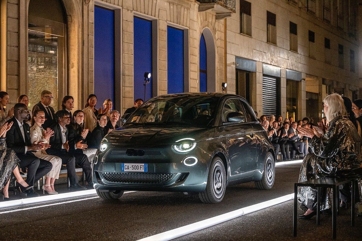 Fiat 500e Giorgio Armani Collector's edition na passarela
