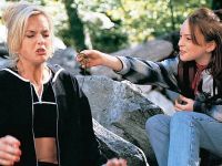 Atriz de "Operação Cupido" recria cena de lagartixa 27 anos depois; assista