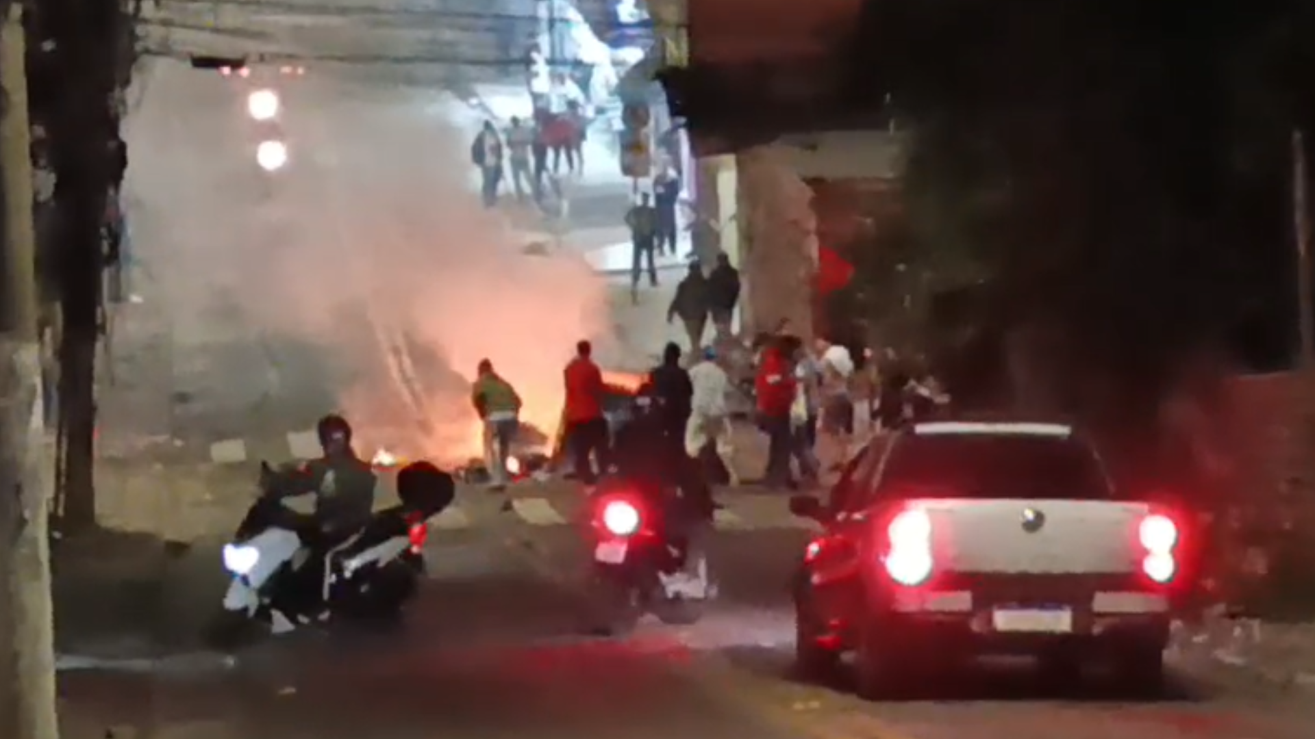 Operação na favela do Paraisópolis provocou caos no início da noite desta quinta-feira (10)