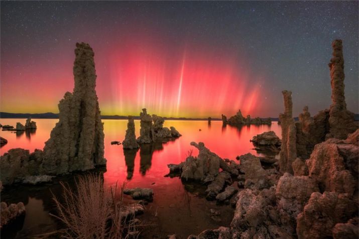 Aurora sobre o Lago Mono: Uma Rara Dança de Luz, por Daniel Zafra. Esta fotografia captura a rara ocorrência da aurora boreal na Califórnia. • Daniel Zafra