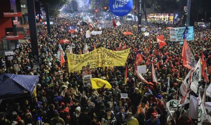 Ato de movimentos de esquerda reúne 15,1 mil pessoas na Paulista, diz USP