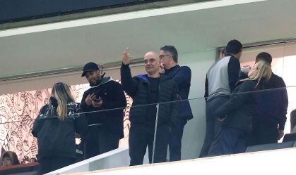 Jornalista que tirou foto de Moraes fazendo gesto obsceno é demitido