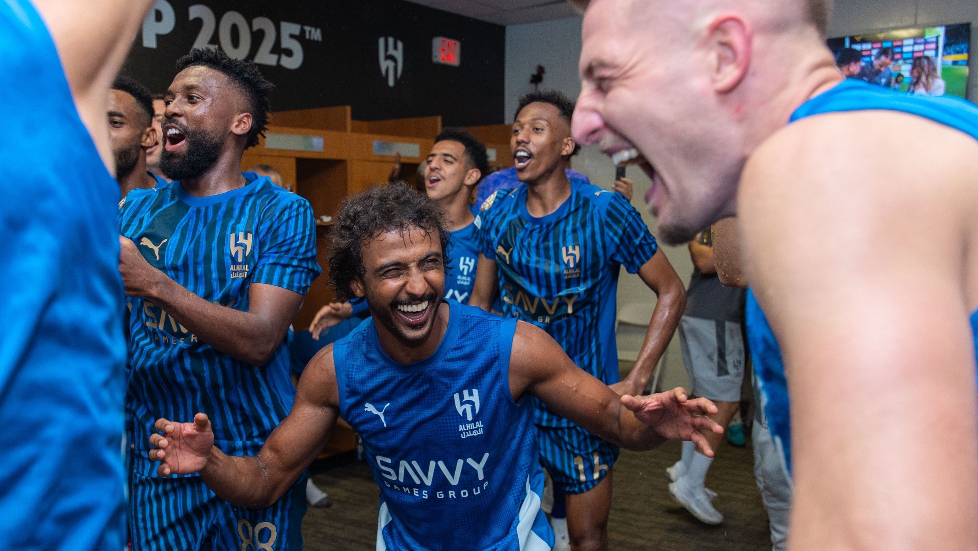 Elenco do Al-Hilal comemora vitória sobre o City no Mundial