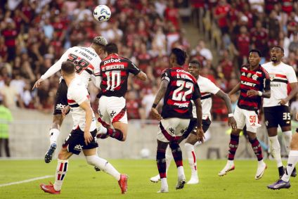 Alan Franco e Arrascaeta disputam pelo alto