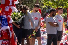 Jogadores do Liverpool acompanham família do Diogo Jota em memorial