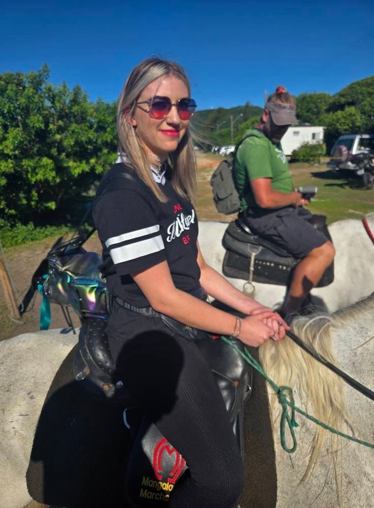A sul-africana Anne Leigh Mckenzie esteve no Brasil em março de 2025, meses antes de ser encontrada morta com dois tiros na cabeça, no centro de Curitiba • Redes Sociais