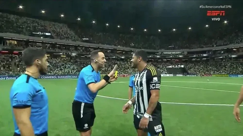 Árbitro debocha de Hulk e jogador ainda leva amarelo