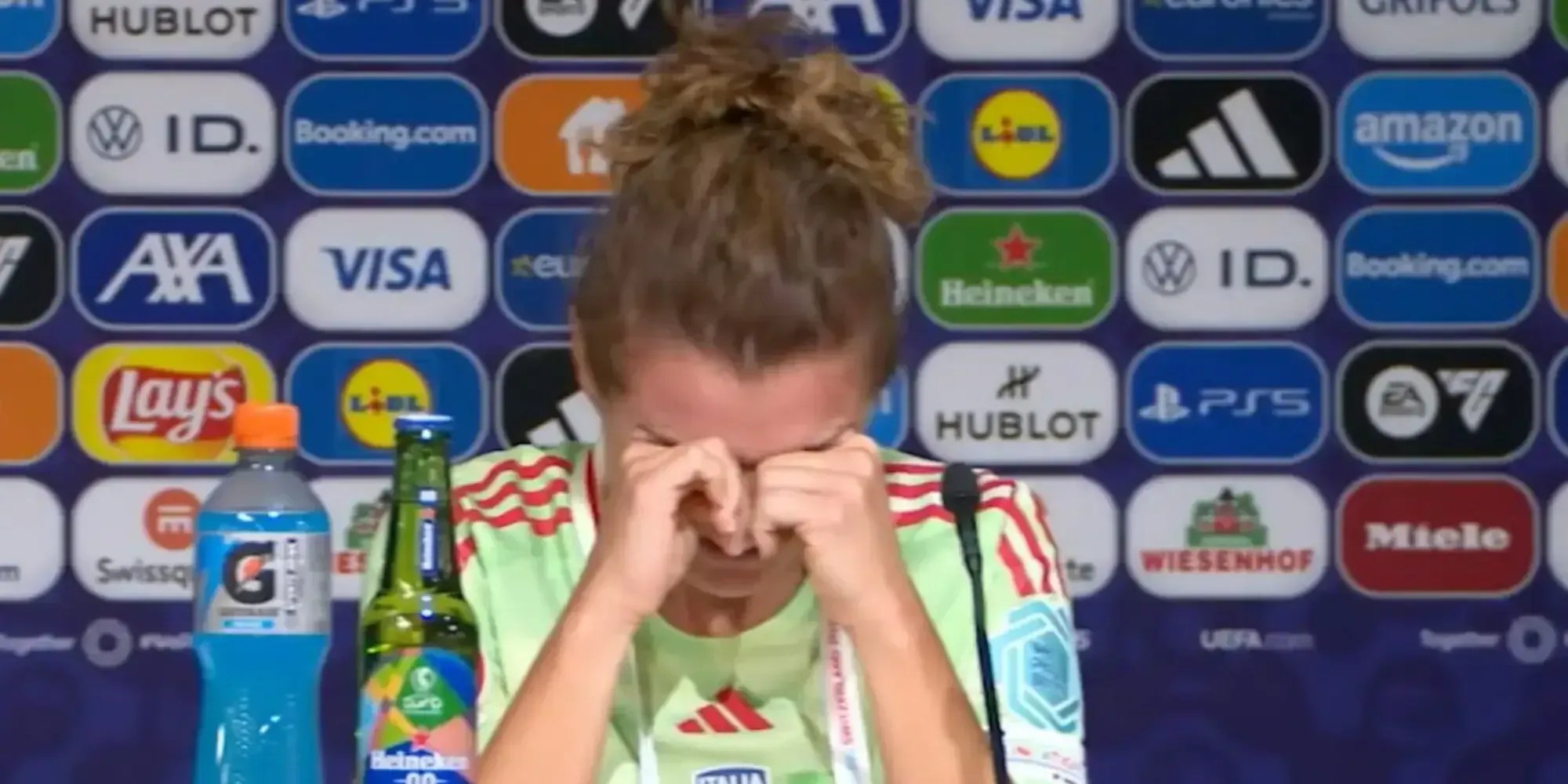 Girelli chora durante coletiva