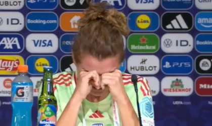 Girelli chora durante coletiva