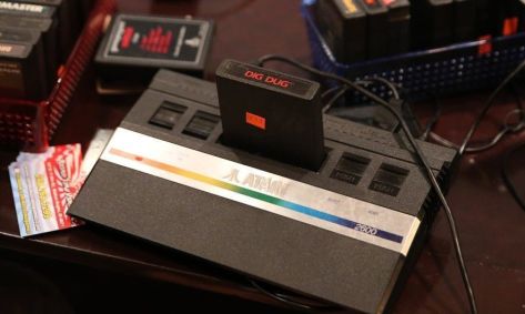 A fotrografia mostra o Atari 2600.