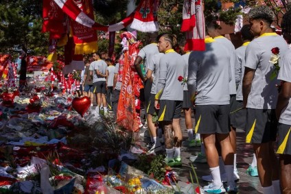 Jogadores do Liverpool acompanham família do Diogo Jota em memorial