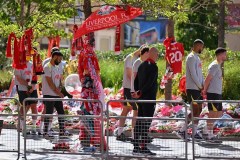 Jogadores do Liverpool acompanham família do Diogo Jota em memorial