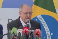 Clã Bolsonaro trabalha contra o interesse do Brasil, diz Alckmin