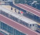 Adolescentes são flagrados "surfando" em cima de metrô em Nova York