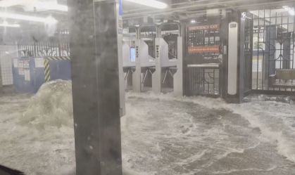 Veja momento em que enchente invade metrô de Nova York