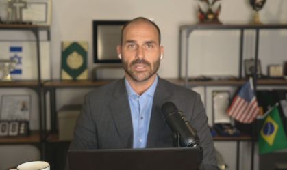 Eduardo Bolsonaro pode perder mandato de ofício, explica professor