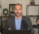Moraes bloqueia bens, contas e Pix de Eduardo Bolsonaro