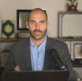 Moraes bloqueia bens, contas e Pix de Eduardo Bolsonaro