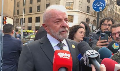 É um problema da Justiça, eu não me meto nisso, diz Lula sobre Bolsonaro