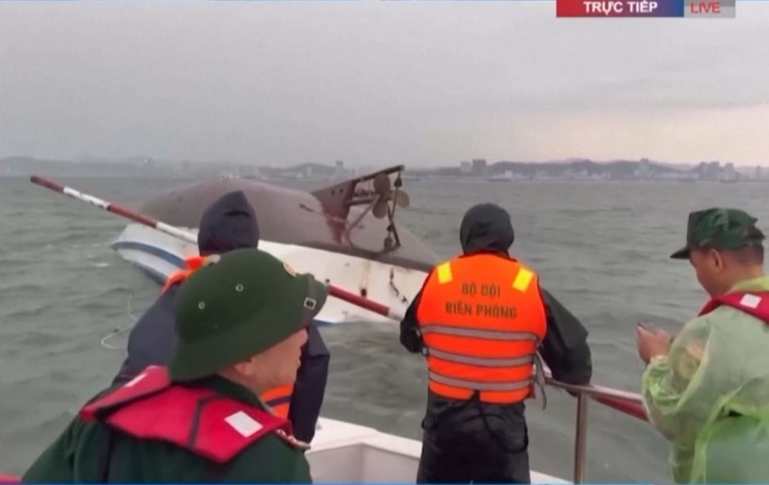 Barco de turismo afunda na Baía de Halong, no Vietnã