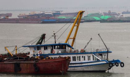 Menino sobrevive a naufrágio de barco turístico no Vietnã