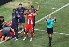Jogadores do PSG pedem entrada da maca após lesão de Musiala