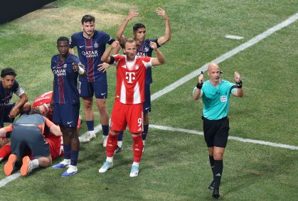 Jogadores do PSG pedem entrada da maca após lesão de Musiala