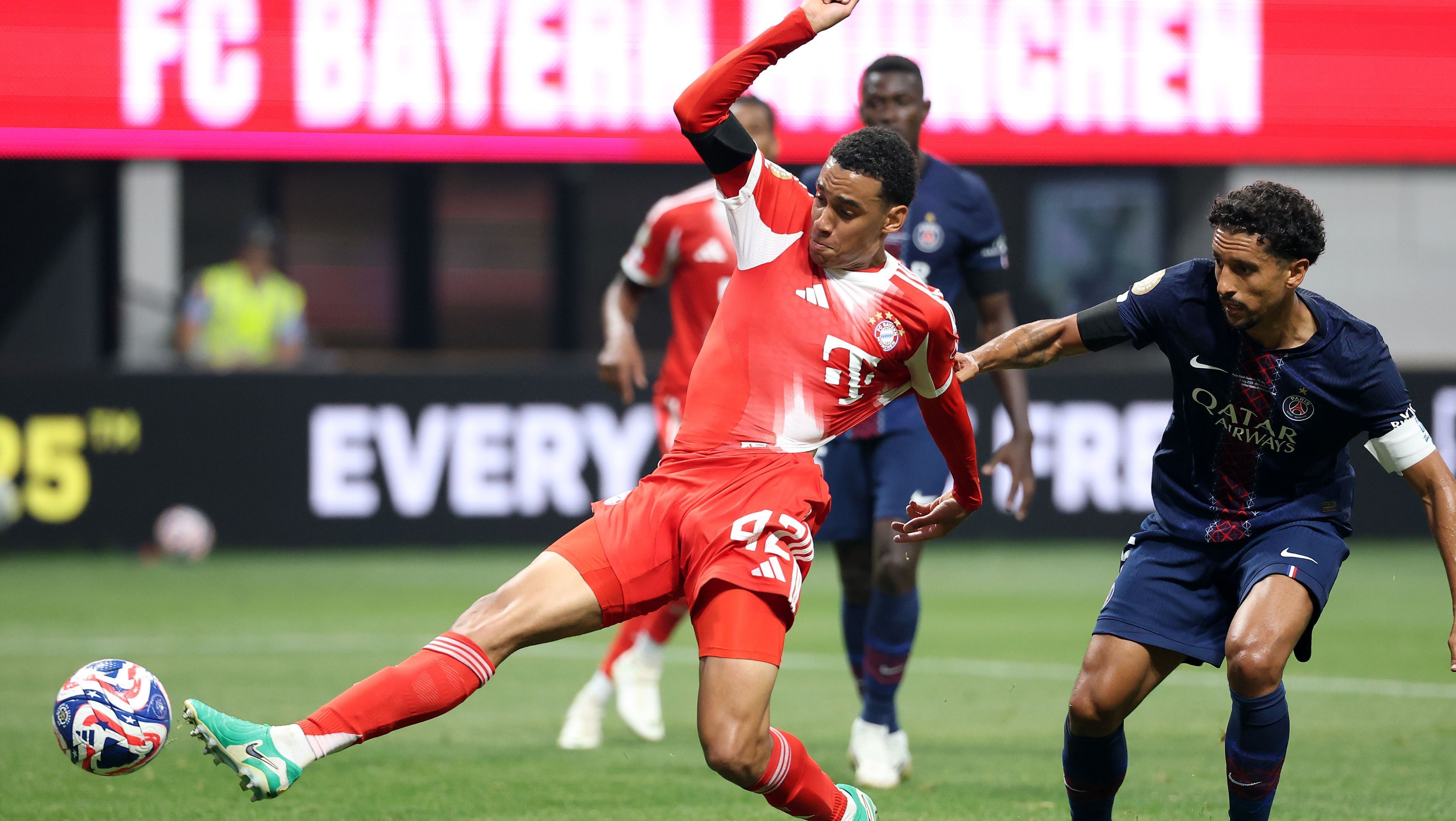 Musiala durante disputa de bola em Bayern x PSG