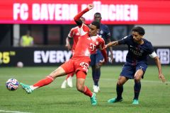 Musiala durante disputa de bola em Bayern x PSG