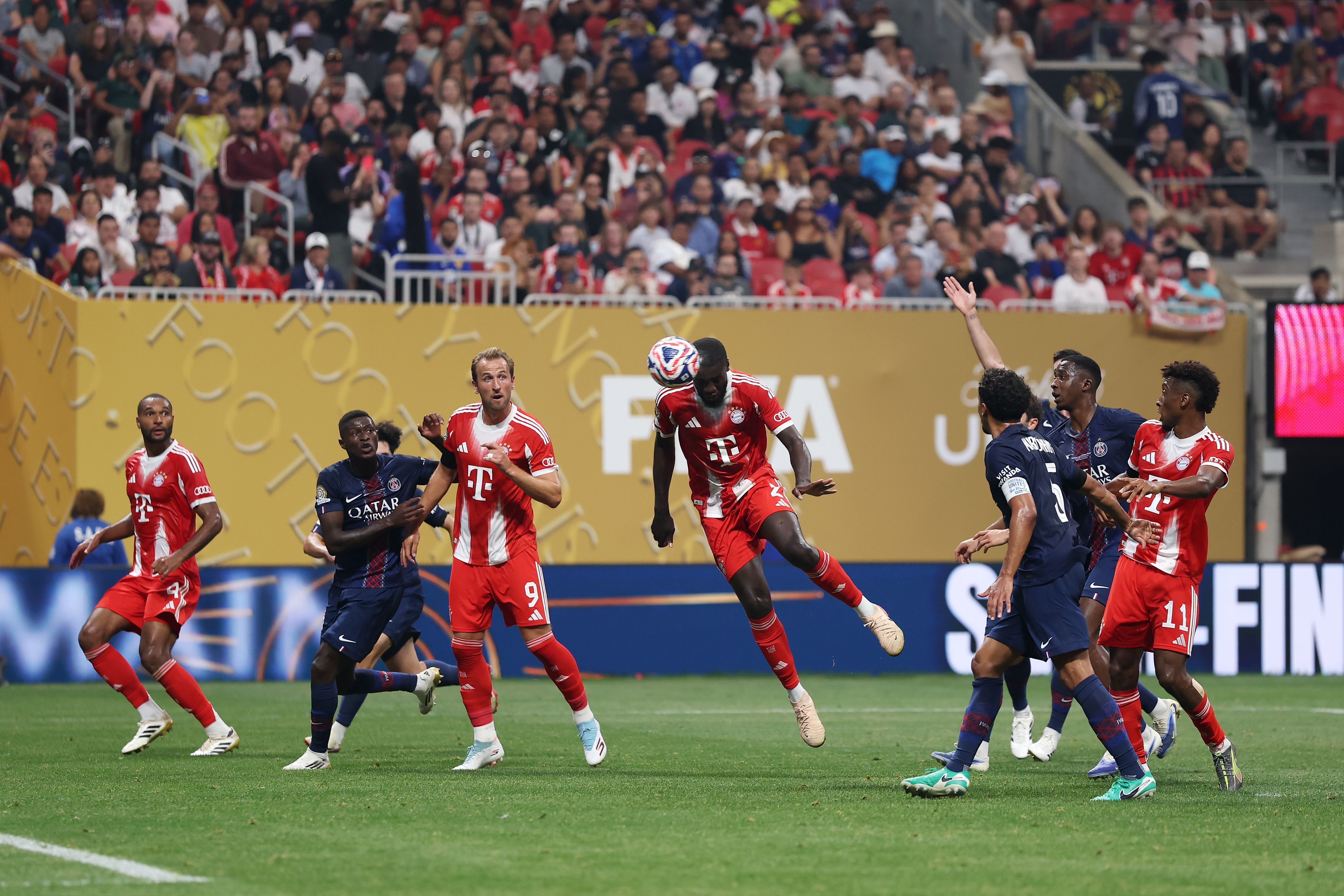 Upamecano balança as redes, mas gol é invalidado